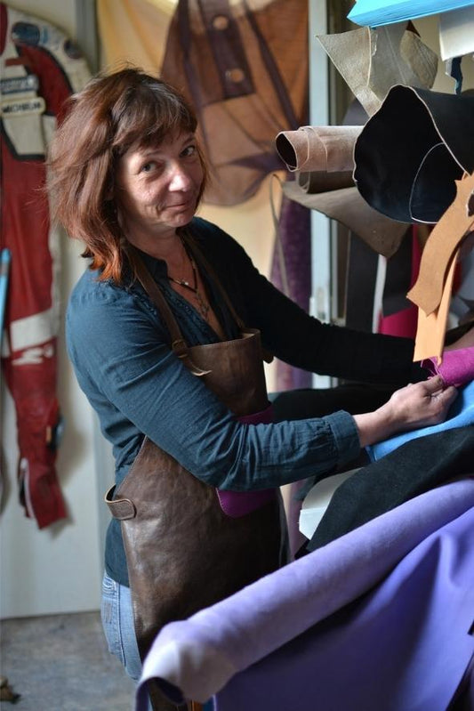 Portrait de Marie, artisan en maroquinerie