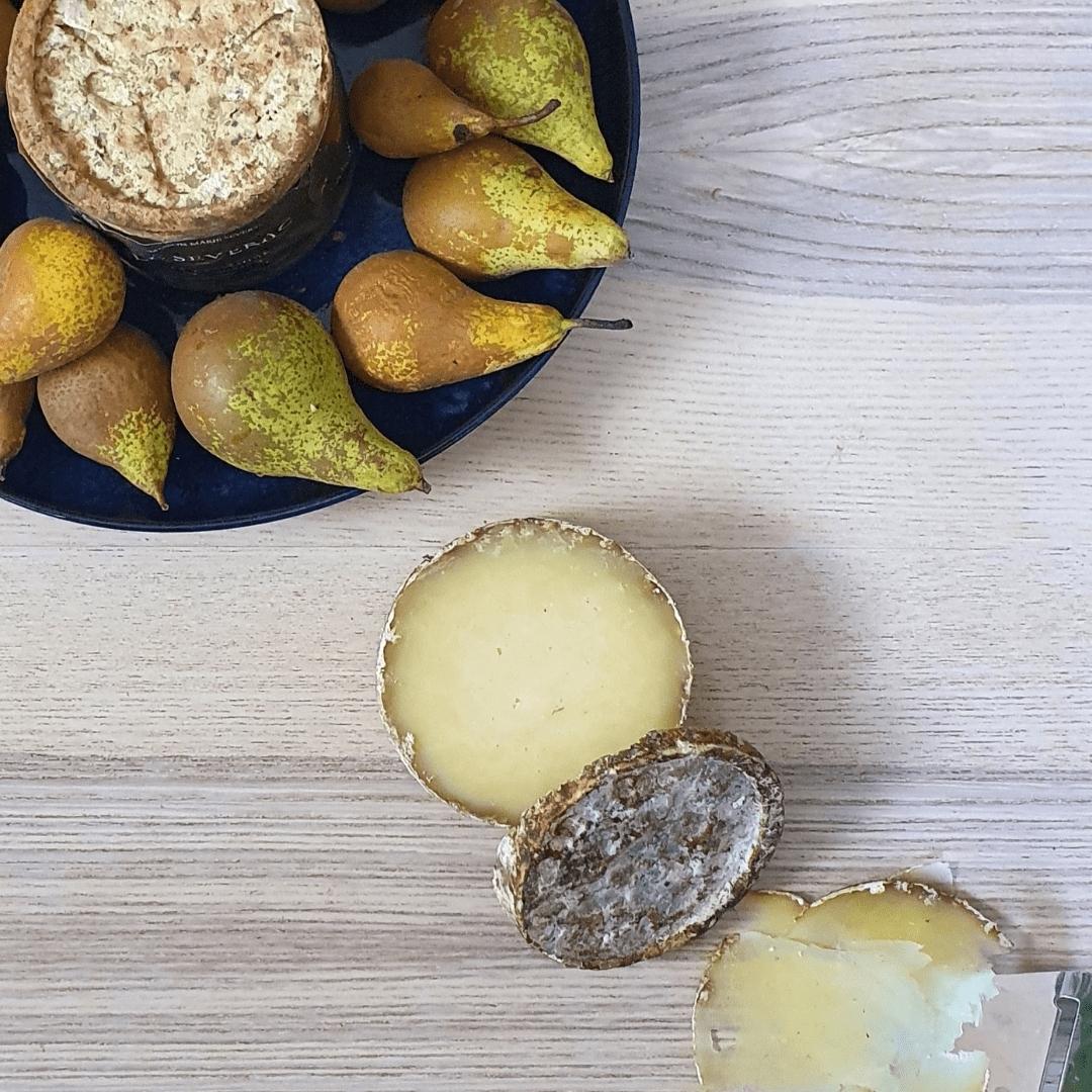 Salerac entier – 6 à 8 mois d’affinage – 100% lait cru de Salers – 700g