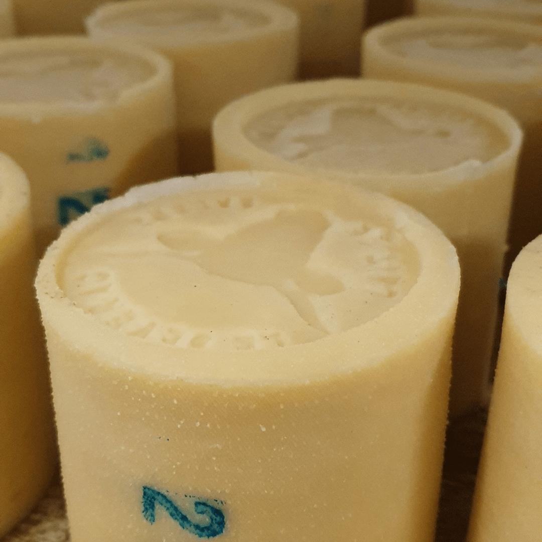 Salerac entier – 6 à 8 mois d’affinage – 100% lait cru de Salers – 700g